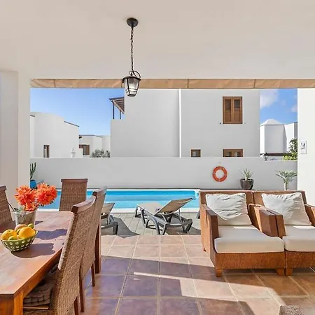 Nica Villa Costa Teguise