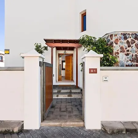 Nica Costa Teguise